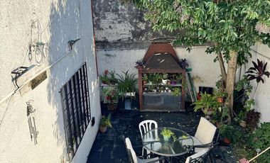 inmejorable casa con cochera - amplio fondo con patio y terraza