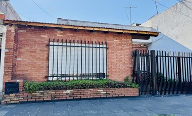 inmejorable casa con cochera - amplio fondo con patio y terraza