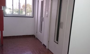 Venta departamento de 3 ambientes con balcón y espacio guardacoche.