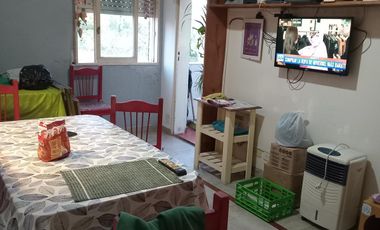 Venta departamento de 3 ambientes con balcón y espacio guardacoche.