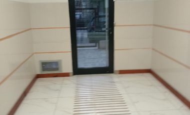 Venta departamento de 3 ambientes con balcón y espacio guardacoche.