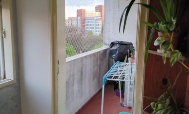 Venta departamento de 3 ambientes con balcón y espacio guardacoche.