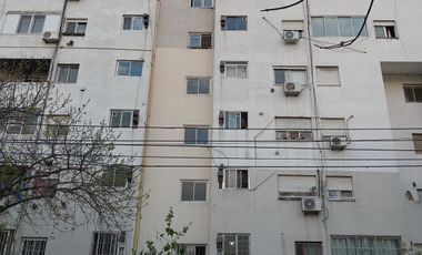 Venta departamento de 3 ambientes con balcón y espacio guardacoche.