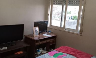 Venta departamento de 3 ambientes con balcón y espacio guardacoche.