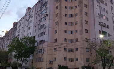 Venta departamento de 3 ambientes con balcón y espacio guardacoche.