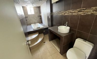 Casa en RENTA Toluca, Hacienda del Valle II, rápida salida a CDMX. Cerca de Plaza Santin.