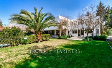 Casa estilo moderno con excelentes terminaciones en Las Brisas de Chicureo