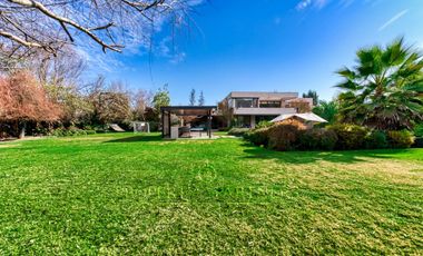 Casa estilo moderno con excelentes terminaciones en Las Brisas de Chicureo