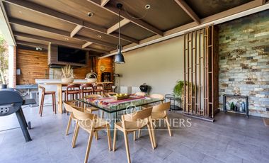 Casa estilo moderno con excelentes terminaciones en Las Brisas de Chicureo