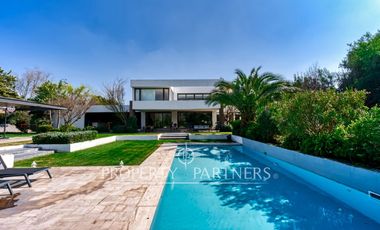 Casa estilo moderno con excelentes terminaciones en Las Brisas de Chicureo