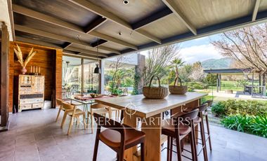 Casa estilo moderno con excelentes terminaciones en Las Brisas de Chicureo