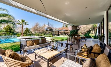 Casa estilo moderno con excelentes terminaciones en Las Brisas de Chicureo