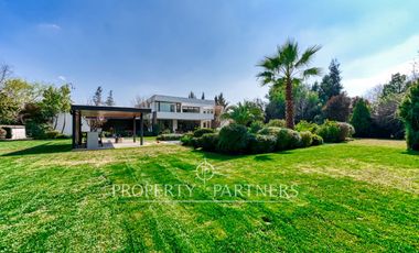 Casa estilo moderno con excelentes terminaciones en Las Brisas de Chicureo