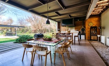 Casa estilo moderno con excelentes terminaciones en Las Brisas de Chicureo