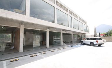 Local Comercial en Arriendo en Av. Vitacura // Gerónimo de Alderete // Las Hualtatas
