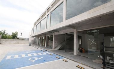 Local Comercial en Arriendo en Av. Vitacura // Gerónimo de Alderete // Las Hualtatas