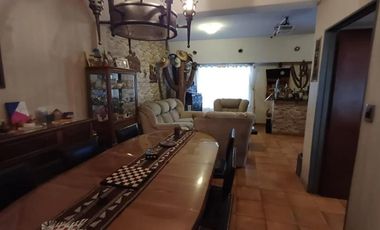 Casa en venta - 4 Dormitorios 3 Baños - 221mts2 - Quilmes