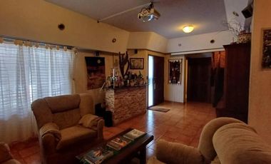 Casa en venta - 4 Dormitorios 3 Baños - 221mts2 - Quilmes