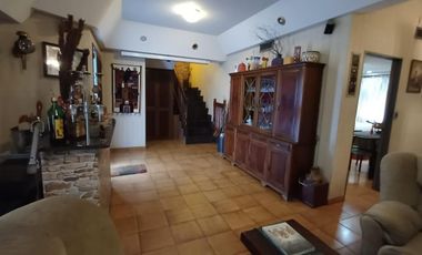 Casa en venta - 4 Dormitorios 3 Baños - 221mts2 - Quilmes