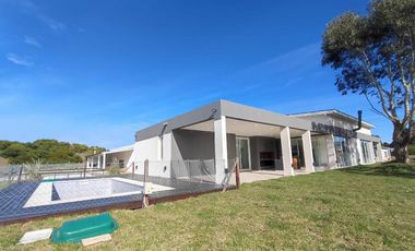 Casa en venta - 4 Dormitorios 5 Baños - Cocheras - 990Mts2 - Costa Esmeralda