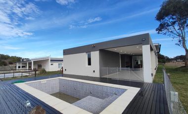 Casa en venta - 4 Dormitorios 5 Baños - Cocheras - 990Mts2 - Costa Esmeralda