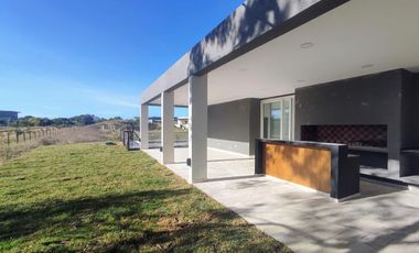 Casa en venta - 4 Dormitorios 5 Baños - Cocheras - 990Mts2 - Costa Esmeralda