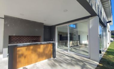 Casa en venta - 4 Dormitorios 5 Baños - Cocheras - 990Mts2 - Costa Esmeralda