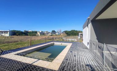 Casa en venta - 4 Dormitorios 5 Baños - Cocheras - 990Mts2 - Costa Esmeralda