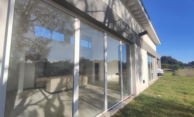 Casa en venta - 4 Dormitorios 5 Baños - Cocheras - 990Mts2 - Costa Esmeralda