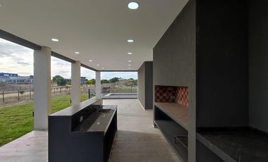 Casa en venta - 4 Dormitorios 5 Baños - Cocheras - 990Mts2 - Costa Esmeralda