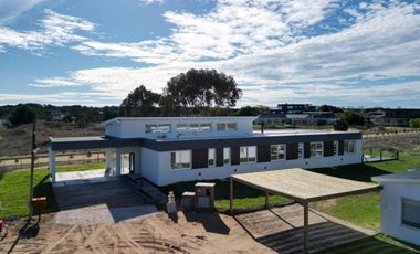 Casa en venta - 4 Dormitorios 5 Baños - Cocheras - 990Mts2 - Costa Esmeralda