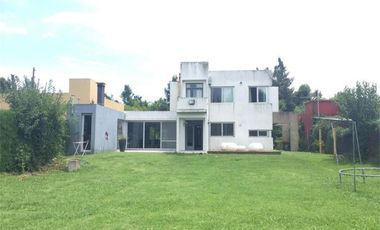 Casa  en venta - 3 dormitorios 2 baños - Cochera -  873 mts2 - City Bell