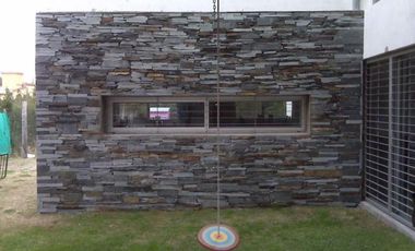 Casa  en venta - 3 dormitorios 2 baños - Cochera -  873 mts2 - City Bell