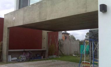 Casa  en venta - 3 dormitorios 2 baños - Cochera -  873 mts2 - City Bell