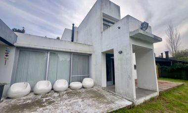 Casa  en venta - 3 dormitorios 2 baños - Cochera -  873 mts2 - City Bell