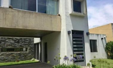 Casa  en venta - 3 dormitorios 2 baños - Cochera -  873 mts2 - City Bell