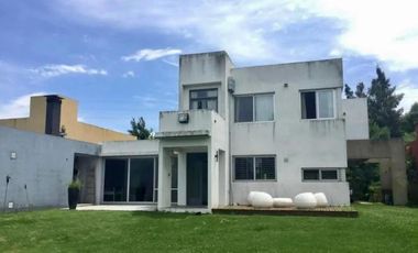 Casa  en venta - 3 dormitorios 2 baños - Cochera -  873 mts2 - City Bell