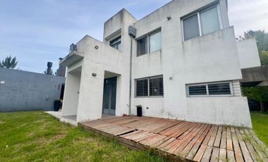 Casa  en venta - 3 dormitorios 2 baños - Cochera -  873 mts2 - City Bell