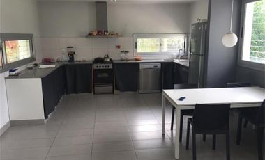 Casa  en venta - 3 dormitorios 2 baños - Cochera -  873 mts2 - City Bell