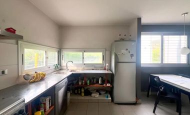 Casa  en venta - 3 dormitorios 2 baños - Cochera -  873 mts2 - City Bell