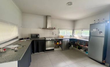 Casa  en venta - 3 dormitorios 2 baños - Cochera -  873 mts2 - City Bell