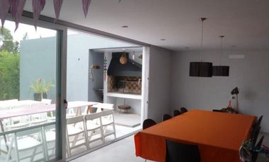 Casa  en venta - 3 dormitorios 2 baños - Cochera -  873 mts2 - City Bell