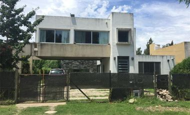 Casa  en venta - 3 dormitorios 2 baños - Cochera -  873 mts2 - City Bell