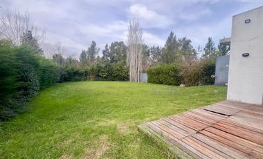 Casa  en venta - 3 dormitorios 2 baños - Cochera -  873 mts2 - City Bell