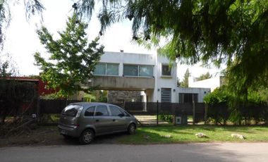 Casa  en venta - 3 dormitorios 2 baños - Cochera -  873 mts2 - City Bell