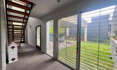 Casa  en venta - 3 dormitorios 2 baños - Cochera -  873 mts2 - City Bell