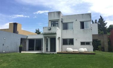 Casa  en venta - 3 dormitorios 2 baños - Cochera -  873 mts2 - City Bell