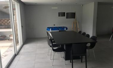 Casa  en venta - 3 dormitorios 2 baños - Cochera -  873 mts2 - City Bell