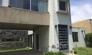 Casa  en venta - 3 dormitorios 2 baños - Cochera -  873 mts2 - City Bell