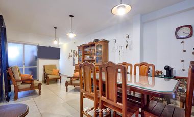 Casa de 3 dormitorios con cochera, jardín y piscina. Arroyito